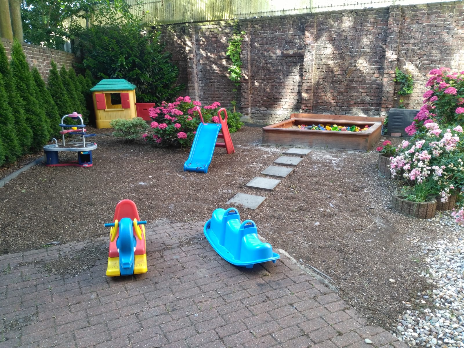 Unser Gartenspielplatz mit Häuschen, Rutsche, Wippe und Sandkasten